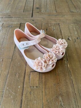 Mini Melissa pale pink shimmer Mary Jane flat shoes girls 9 rose applique flats